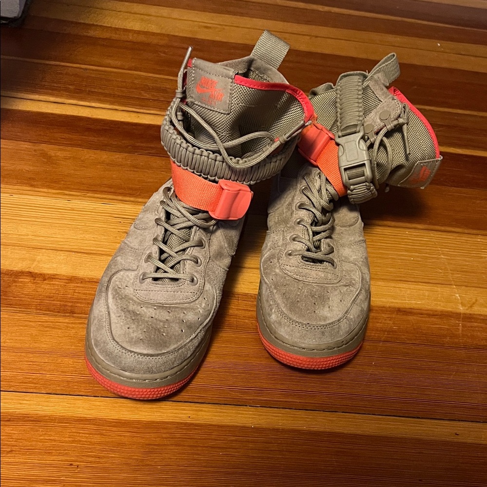 Nike Men's beige with orange accents (Want gone quickly)